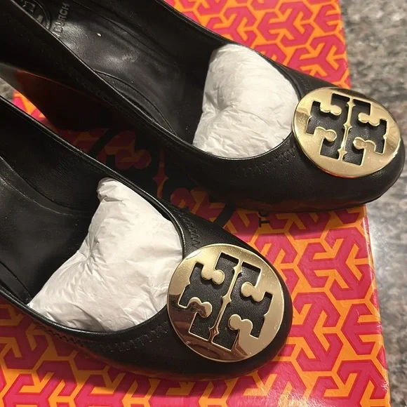 Tory Burch Sophie Wedge Black Metal Logo Women’s Size 9/ a classic!!! - Picture 2 of 9